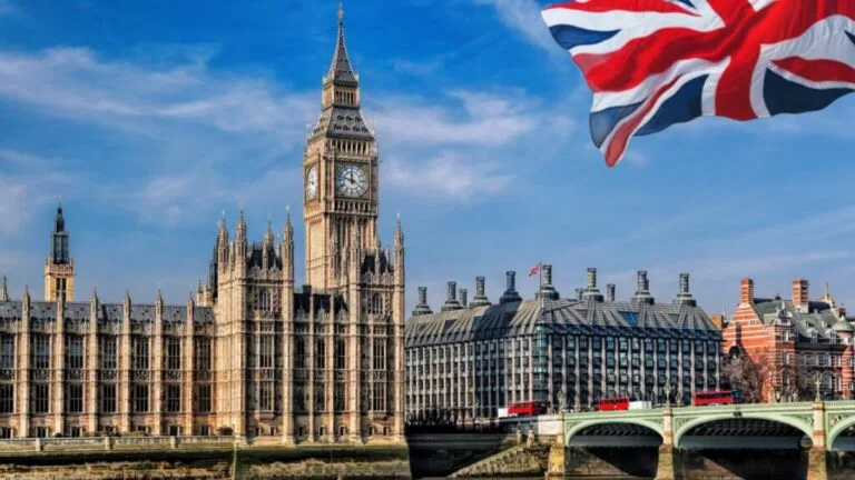 tour Anh Quốc Scotland Wales, du lịch Anh 10 ngày 9 đêm, tham quan sân vận động Old Trafford, khám phá bãi đá cổ Stonehenge, tour du lịch Vương quốc Anh giá tốt.