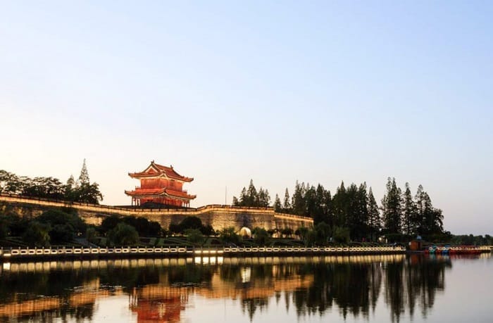 di-du-lich-kinh-chau-co-tran-trung-quoc-lau-doi